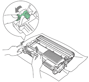 Estrarre la cartuccia di toner dall'unità tamburo