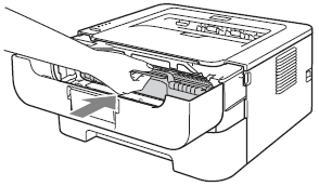 Drumeenheid en tonercartridge voorzichtig aanbrengen