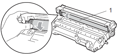 Tourner l'engrenage blanc sur le tambour tout en vérifier la surface du tambour OPC (1).