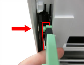 Soporte de la cubierta del escáner en la ranura en la posición de la pieza metálica