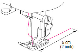 Trek ongeveer 5 cm (2 inch) draad naar de achterkant van de naaimachine toe