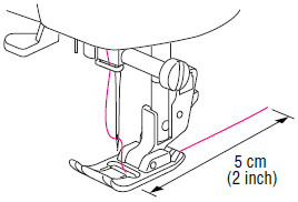 Tirez 5 cm (2 po) environ de fil vers l'arrière de la machine à coudre.