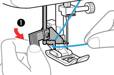轻轻拉住线头的同时，将穿线器拨杆转向缝纫机前面( 转向近前的方向)。